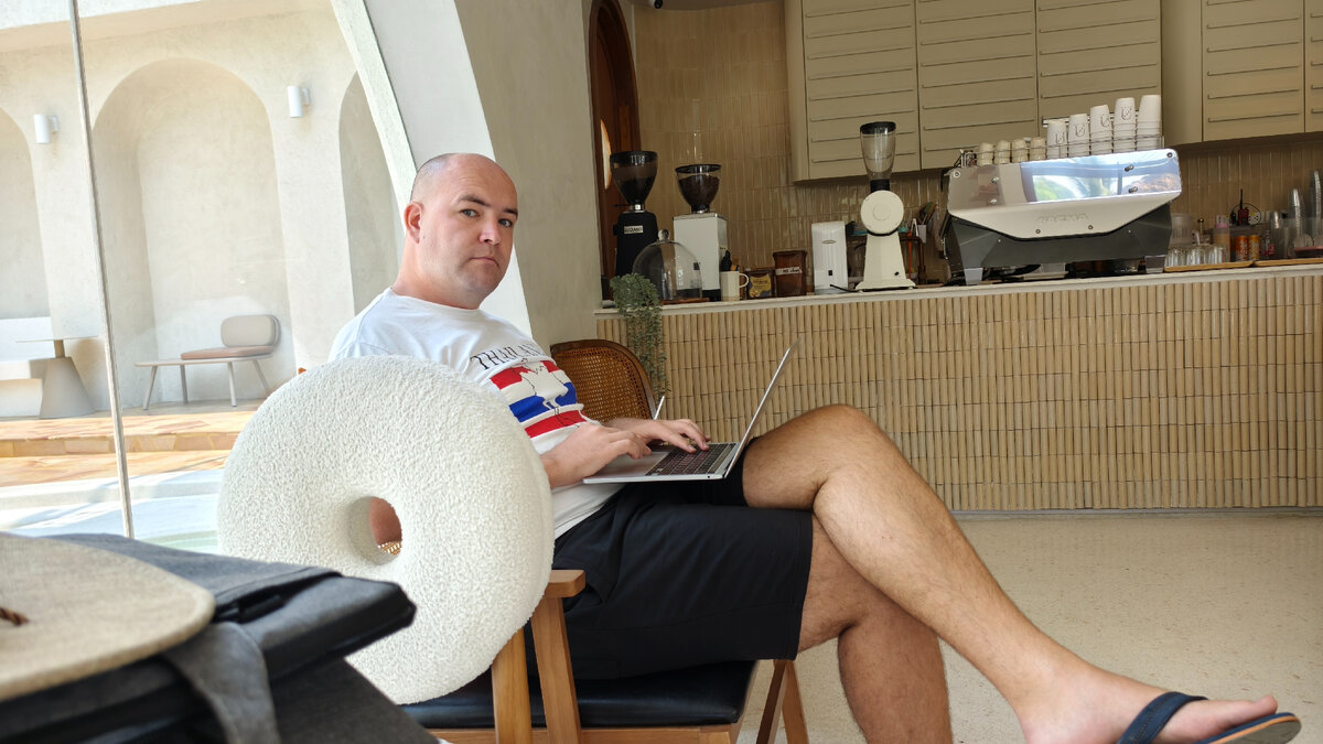 Экономист Вася за работой в кофешопе.