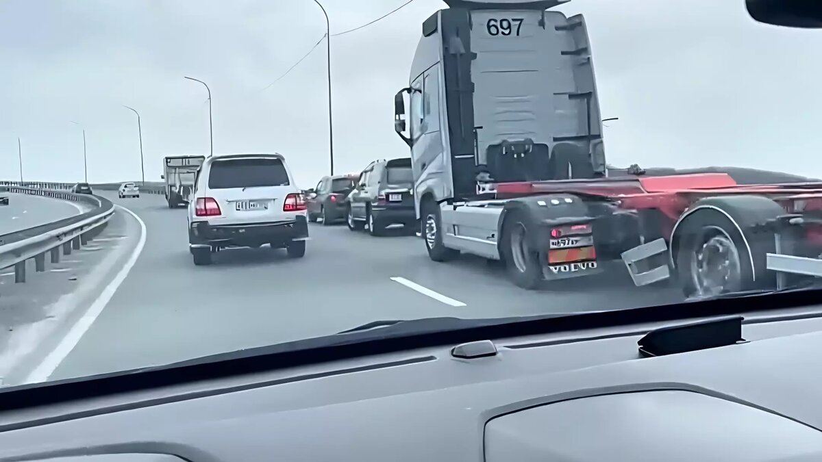     На трассе Де-Фриз — Седанка — Патрокл столкнулись несколько автомобилей. В данный момент движение затруднено. Выясняются обстоятельства аварии.