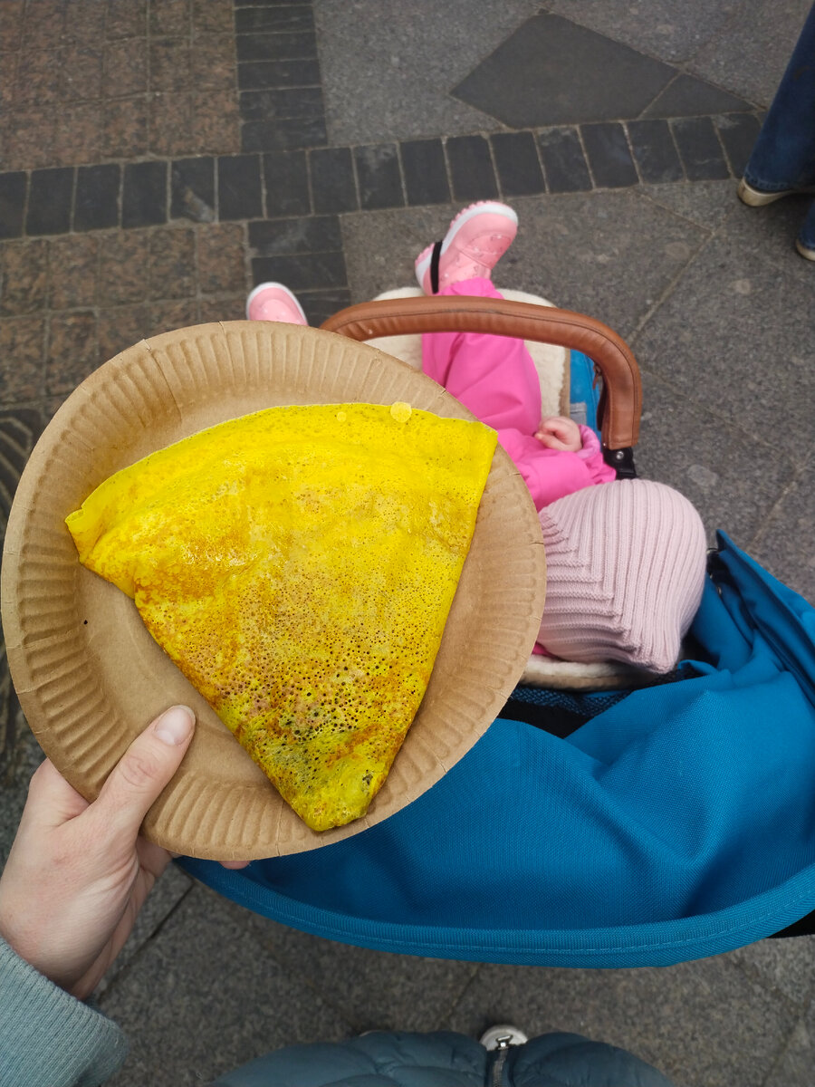 Пока сын ел блины в саду, мы с Мирой тоже времени зря не теряли 