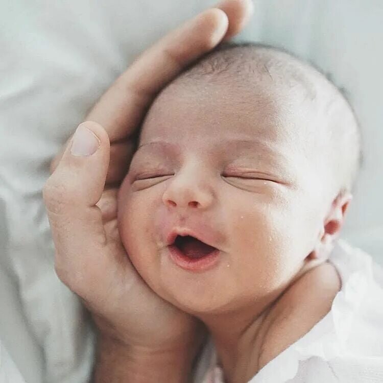 Малыш словно понял слова отца и радостно растянул в улыбке беззубый ротик.