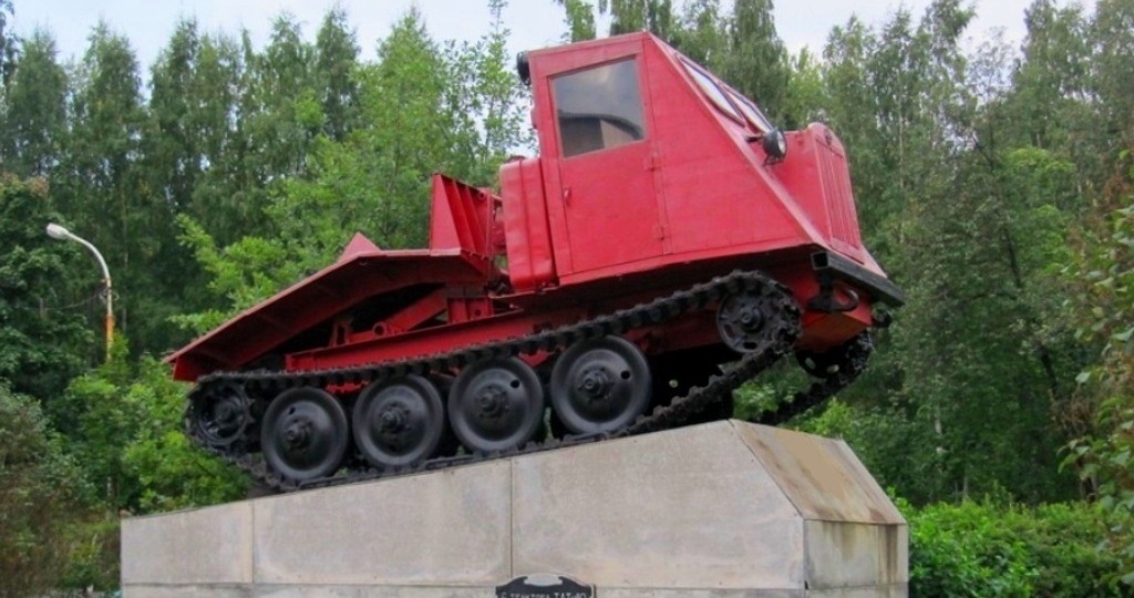 💥 Страницы истории СССР: гусеничный трелёвочник Минского тракторного завода 🏭