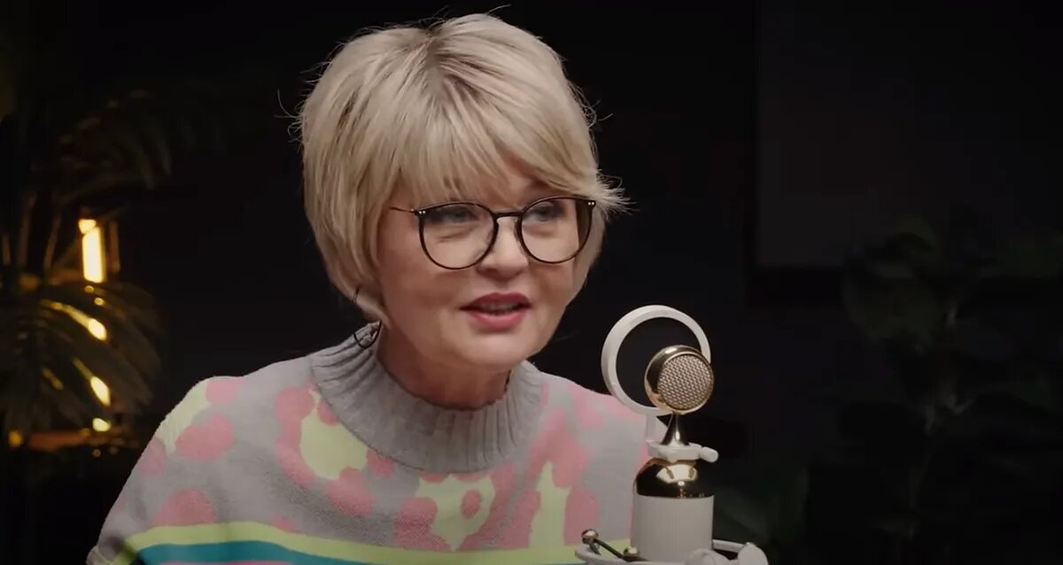 Юлия Меньшова в марте 2024 года дает интервью Александру Соколовскому. Фото: кадр из видео.📷
