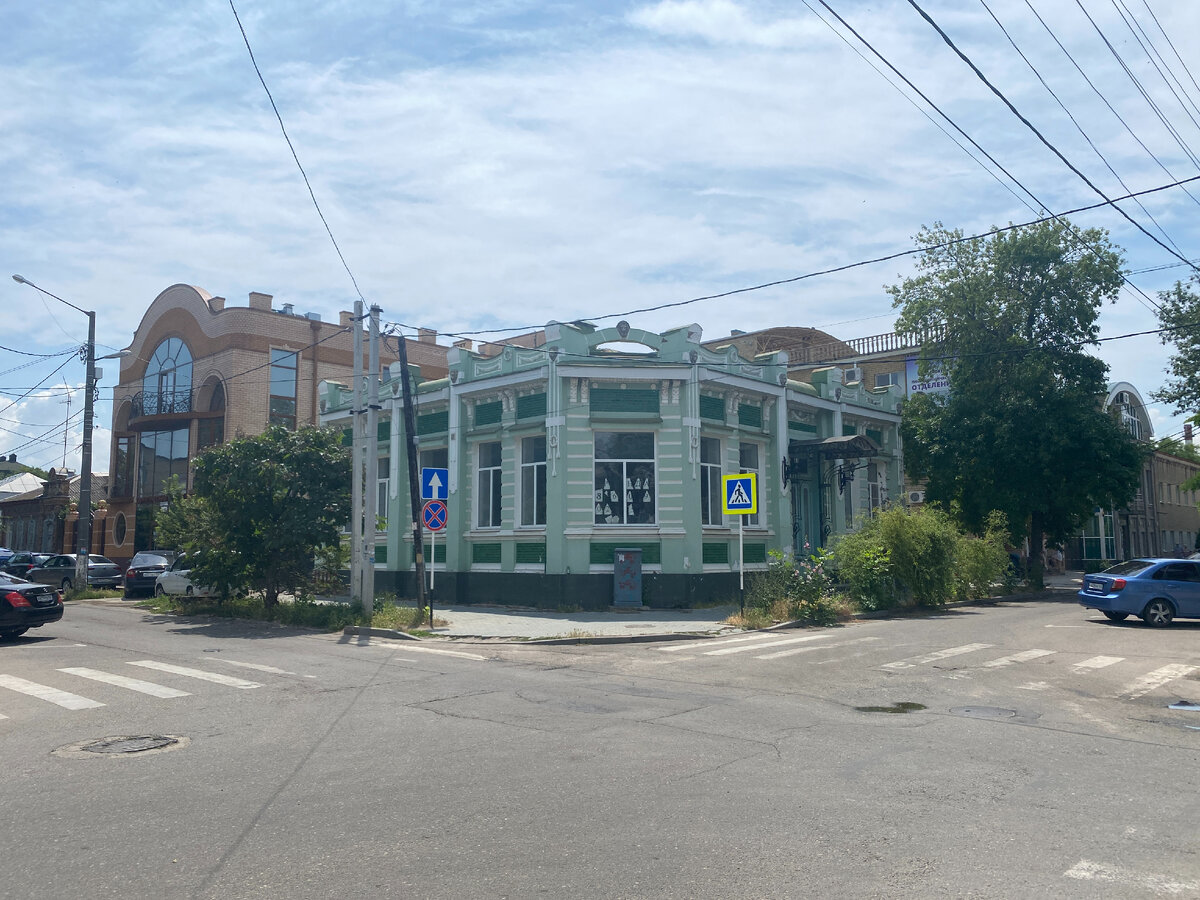 Рис. 1.  «Дом жилой купца Е.Г. Шкварцова». Фотография автора 