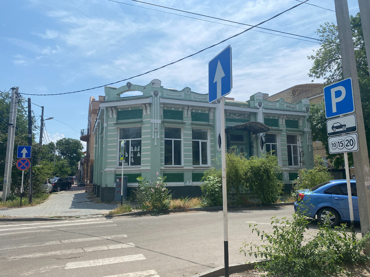 Рис. 2.  «Дом жилой купца Е.Г. Шкварцова». Фотографии автора 