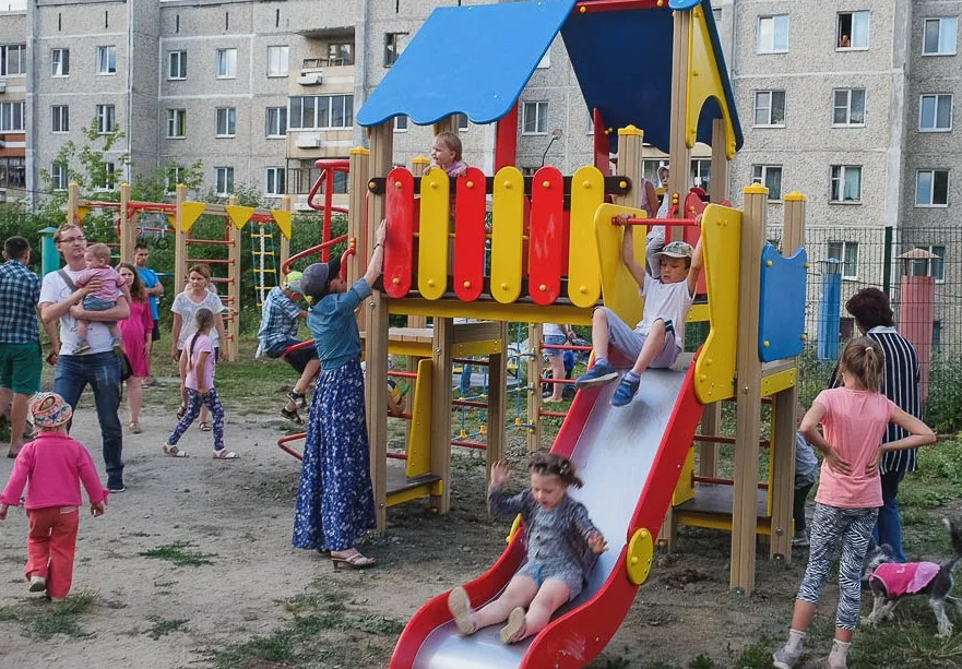 Слишком много разного народа бывает на детской площадке.