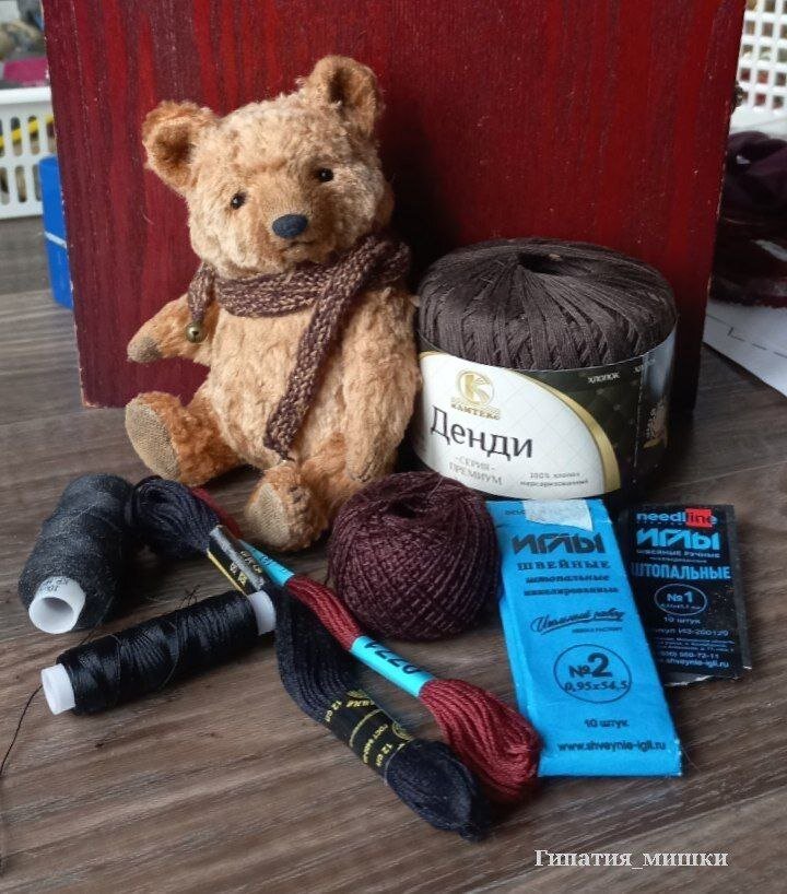 Нитки для вышивания носа мишки тедди: "красная нить" 10ЛЛ, вискозные нитки "гамма", мулине хлопок "гамма" и пнк Кирова, нитки "ирис", нитки камтекс денди. Подходящие иглы для вышивки носа игрушки: длинные острые иглы для вышивания, штопальные иглы №1 и №2 