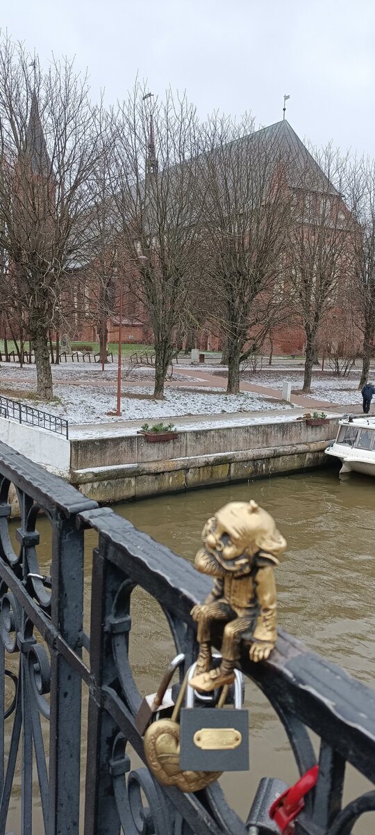 Дедушка хомлин рядом с Кафедральным собором на острове Канта