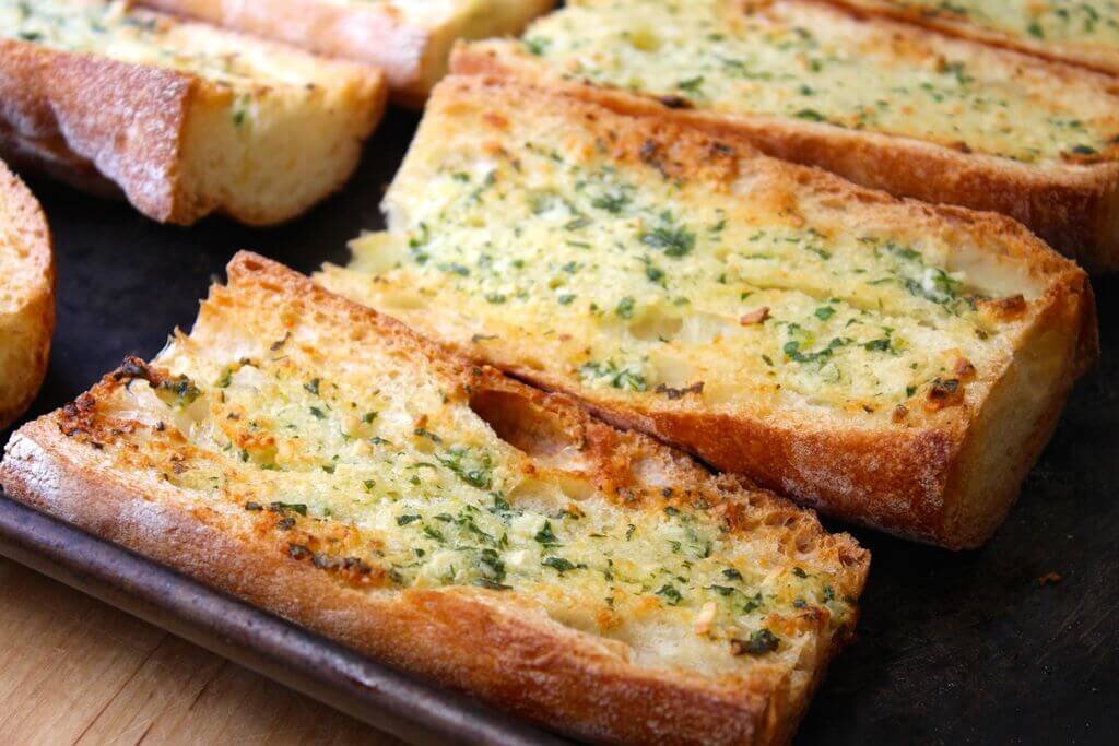 Чесночный хлеб (garlic bread) рецепт – Американская кухня: Завтраки. «Еда»