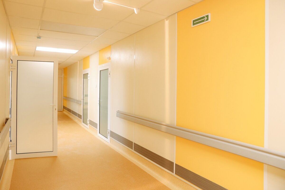 Отбойная доска производства ПК "ППЗ" в интерьере медицинских учреждений