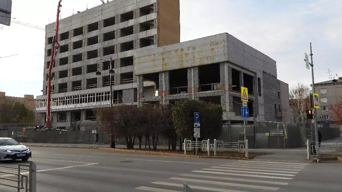     В Тюмени продолжаются работы по реконструкции здания бывшего дома быта «Сибирь». По планам, реновация будет завершена до конца этого года.