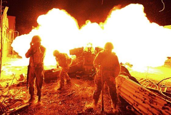    Артиллеристы 3-го армейского корпуса группировки «Юг» ведут огонь из 152-миллиметровой гаубицы Д-20 по позициям ВСУ