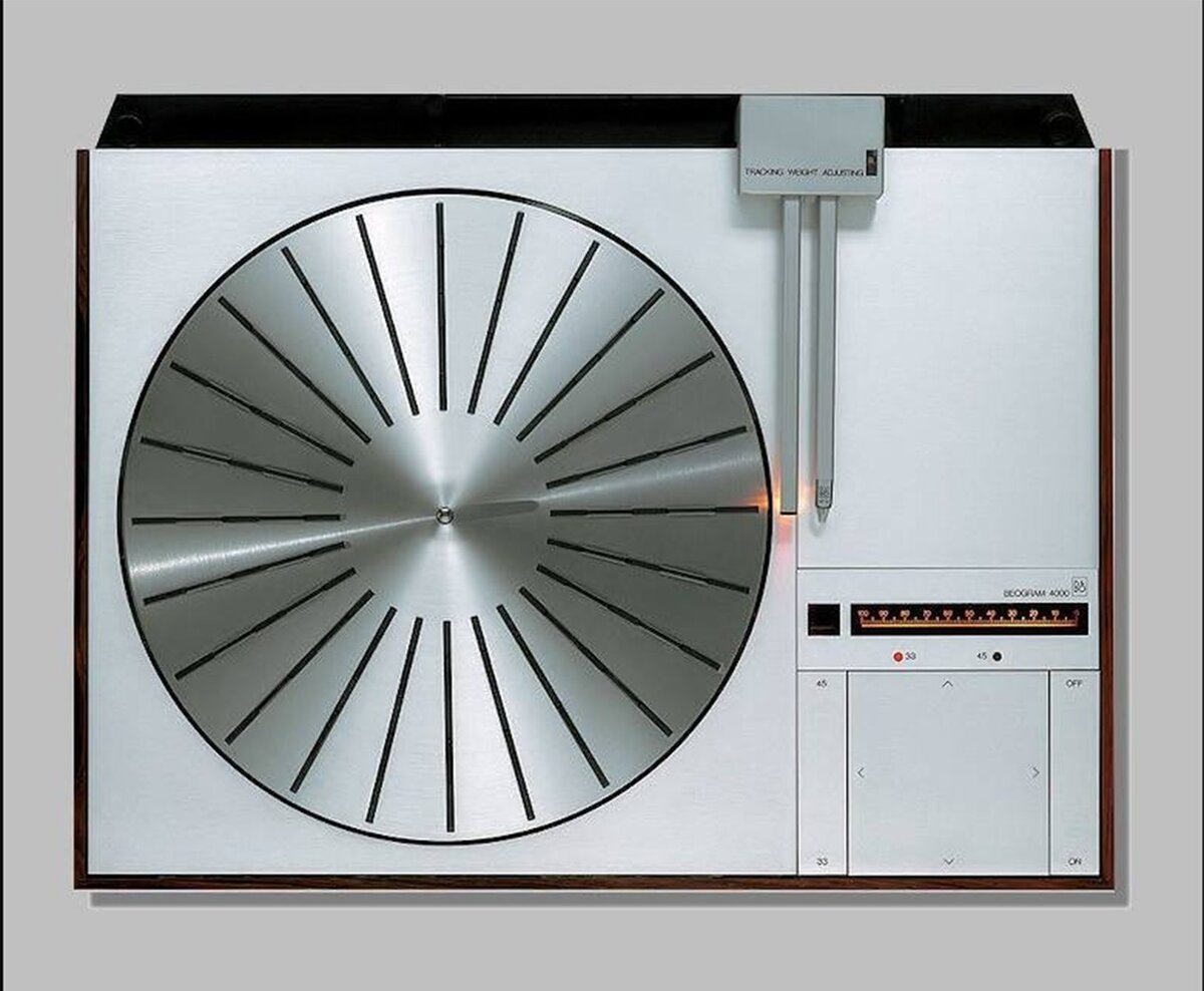 Одна из самых красивых вертушек (Bang & Olufsen Beogram 4000) на фото - наслаждаемся шедевром аналогового звука! 