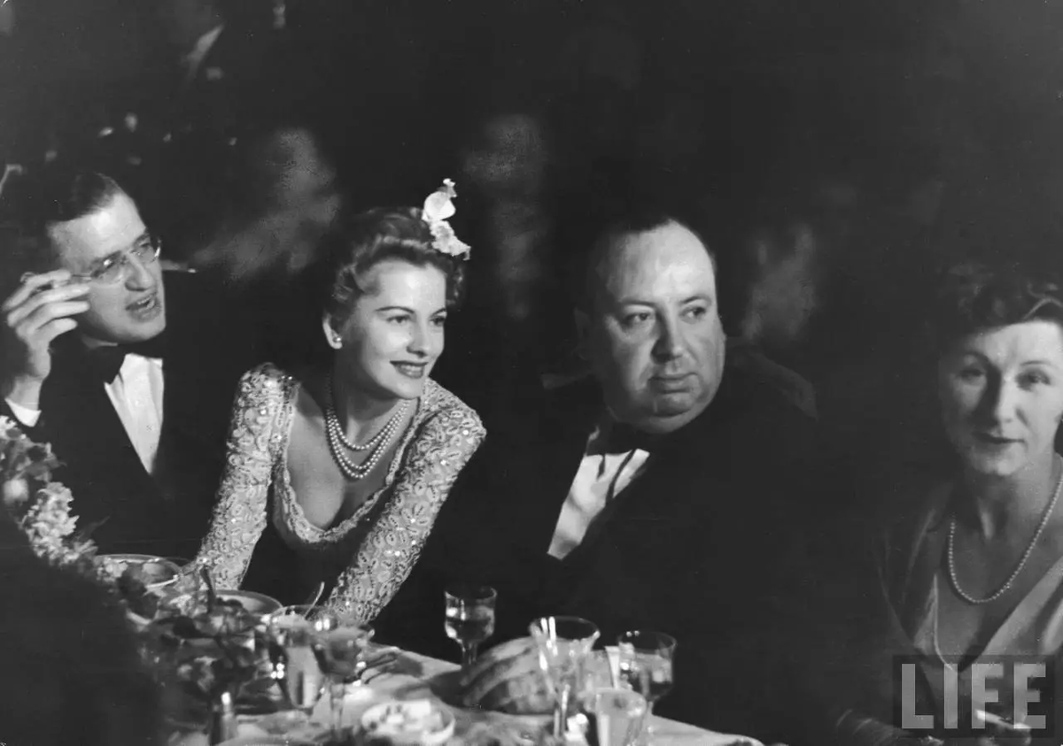 На банкете церемонии 1941 года. Селзник, Фонтейн, Хичкок и Джудит Андерсон.