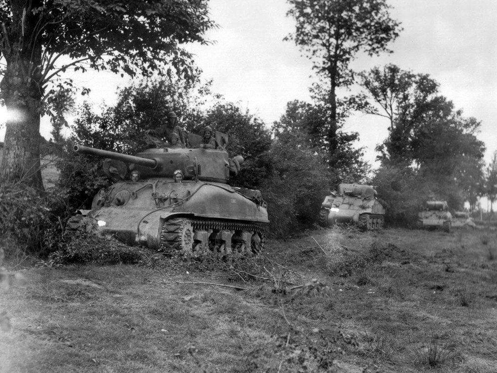 Medium Tank M4 разных версий в Нормандии, лето 1944 года.