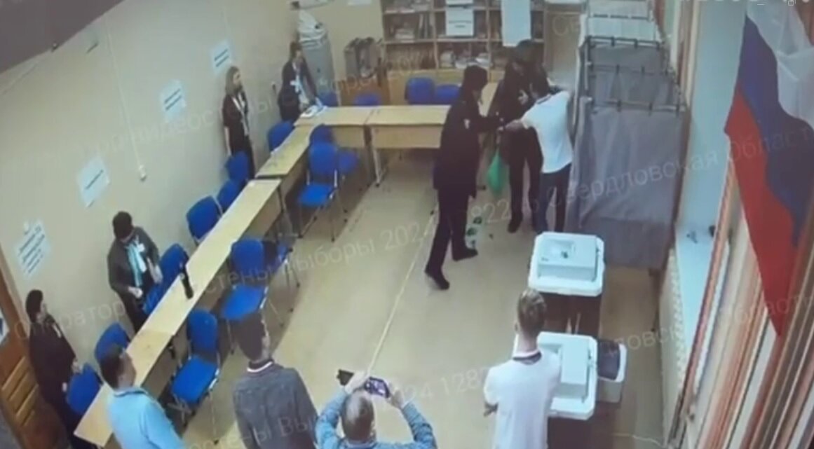 Екатеринбуржец признался, что залить урну зеленкой его уговорили мошенники. Фото: соцсети.