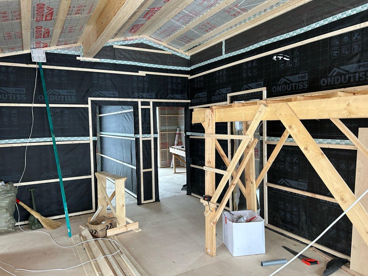 Процесс утепления, монтажа ветровлагозащиты и внутренней отделки дома от PINE BRICK