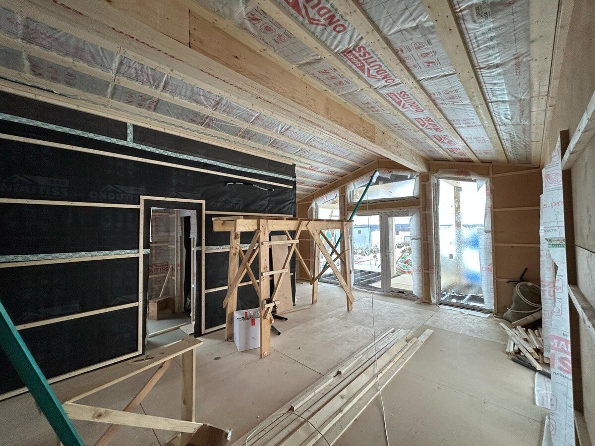 Процесс утепления, монтажа ветровлагозащиты и внутренней отделки дома от PINE BRICK