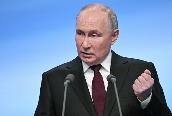    Кандидат в президенты РФ действующий президент РФ Владимир Путин выступает перед журналистами в своем избирательном штабе