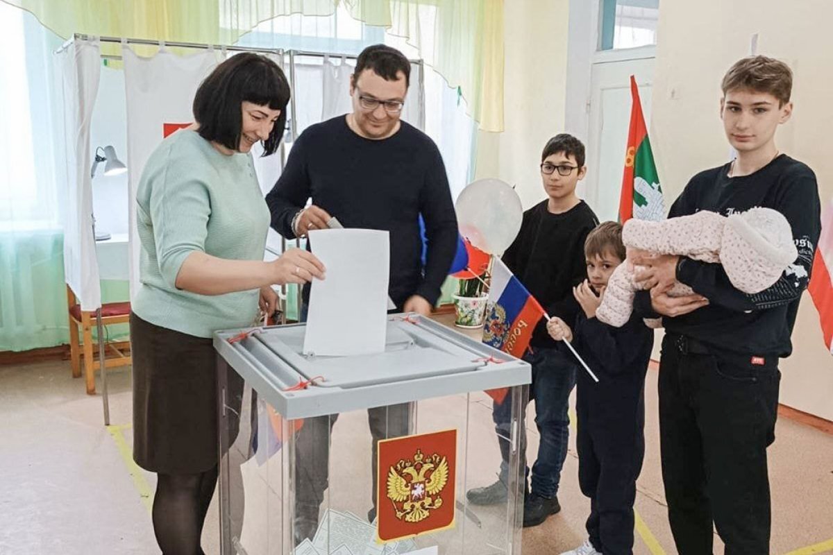    На избирательные участки приходили целыми семьями.