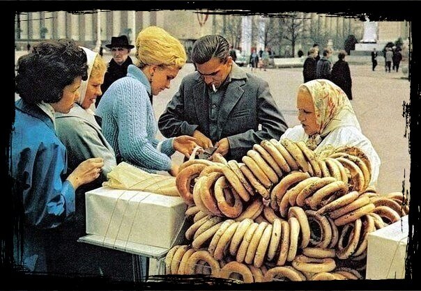 Приветствую вас, друзья!  Сегодня у меня для вас особенная фотоподборка - целых 24 снимков, наполненных духом прошлого, времен Советского Союза.-11