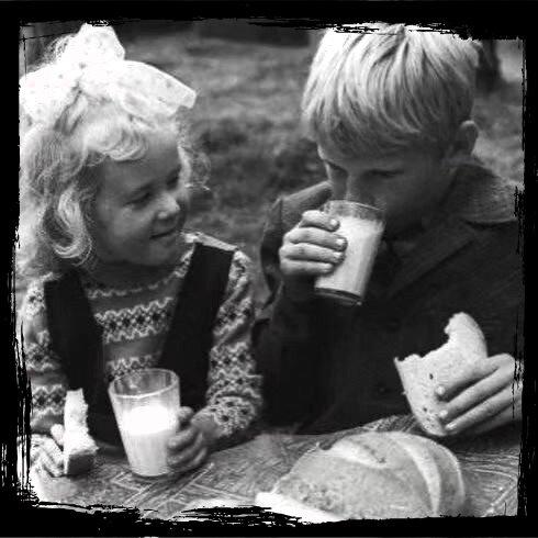 Приветствую вас, друзья!  Сегодня у меня для вас особенная фотоподборка - целых 24 снимков, наполненных духом прошлого, времен Советского Союза.-16