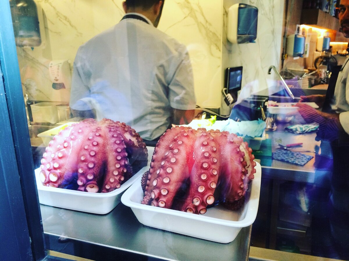 Возможно, эти повара будут делать тамасы и из осьминога.