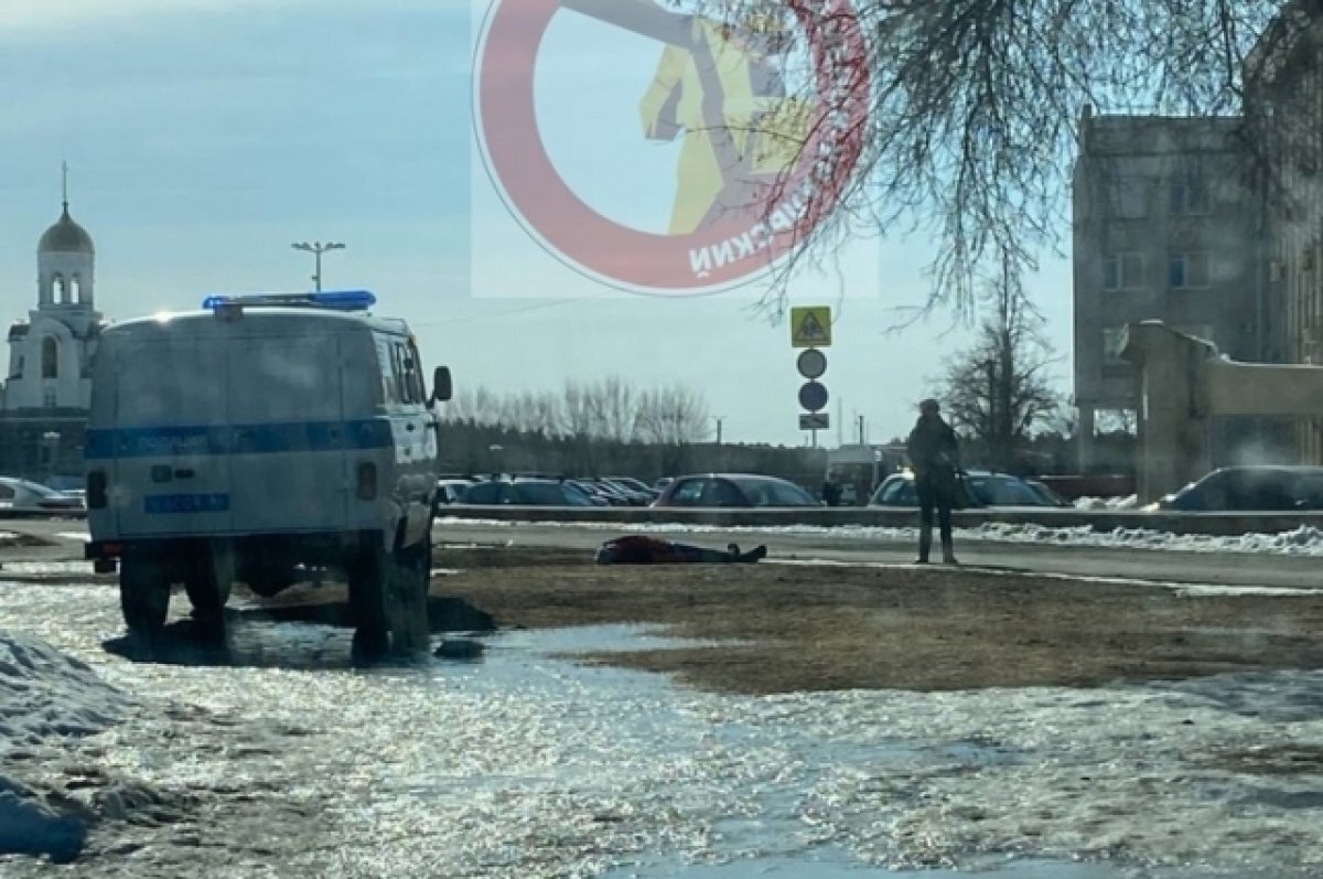    Мужчина умер на улице в центре Каменска-Уральского
