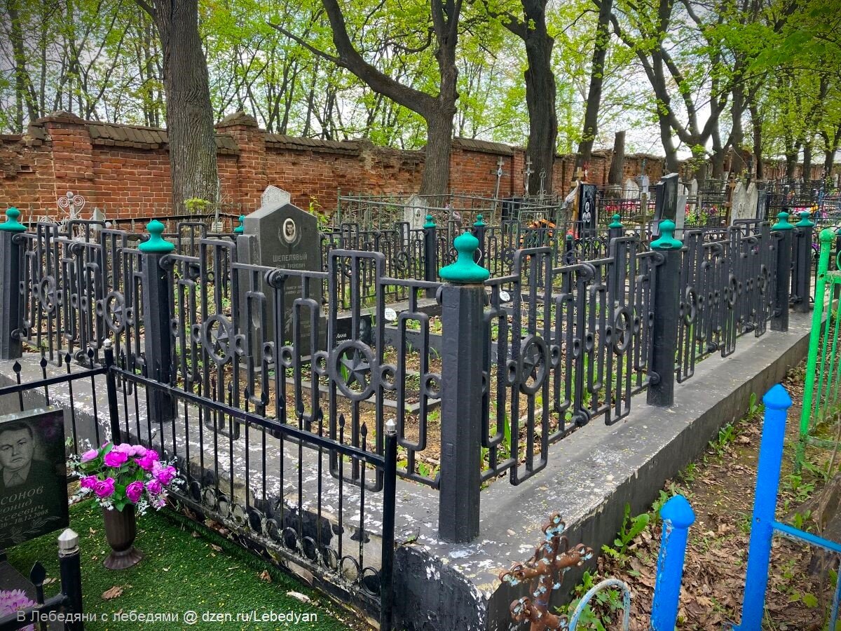 Некрополь советского времени на Преображенском кладбище в Лебедяни. 