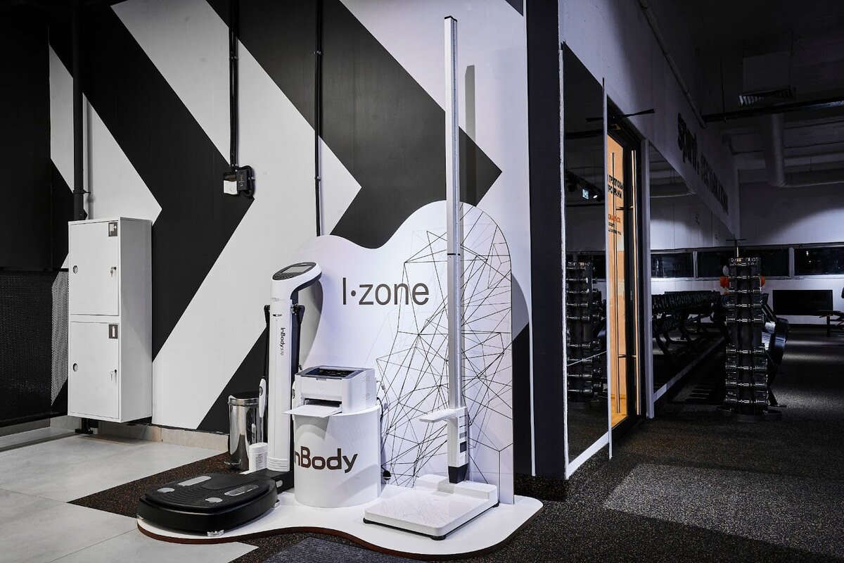 Узнать свой состав тела можно с помощью биоимпедансного анализа, который проводится с помощью специального аппарата InBody. Он похож на обычные весы.