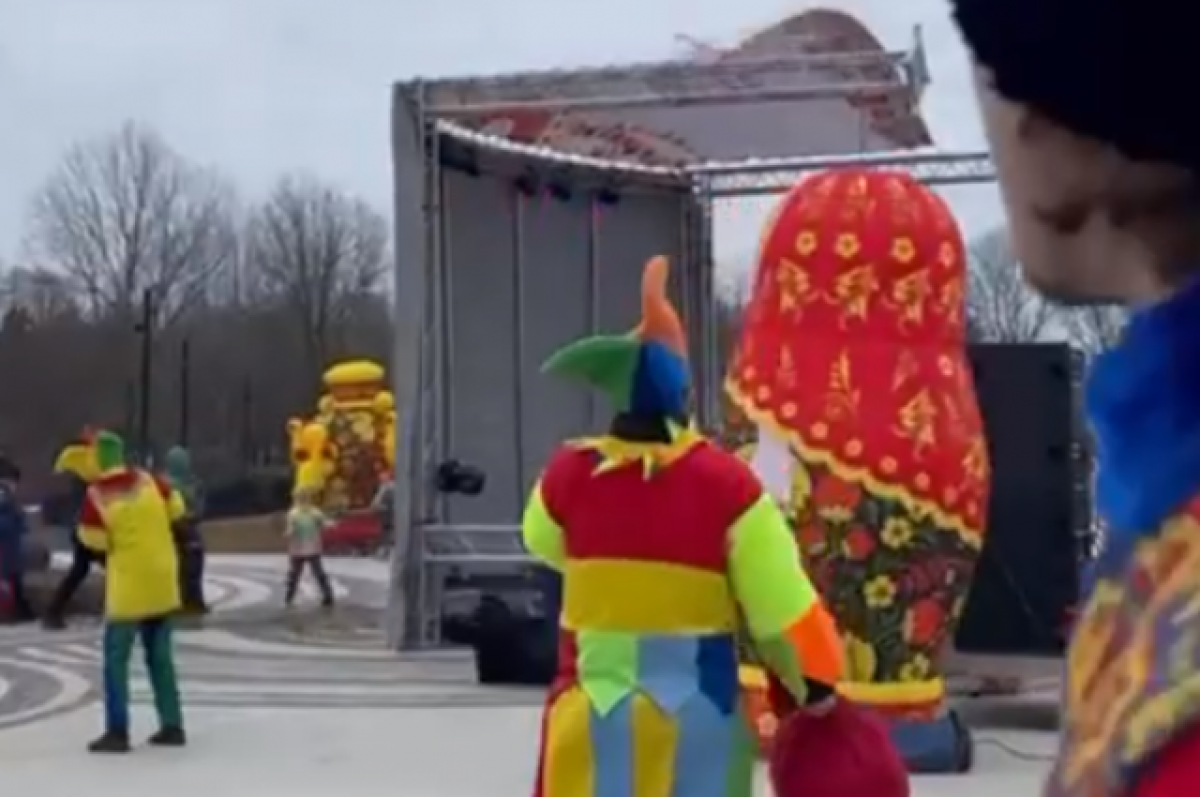    Момент падения. Ребёнок чудом успел отбежать.