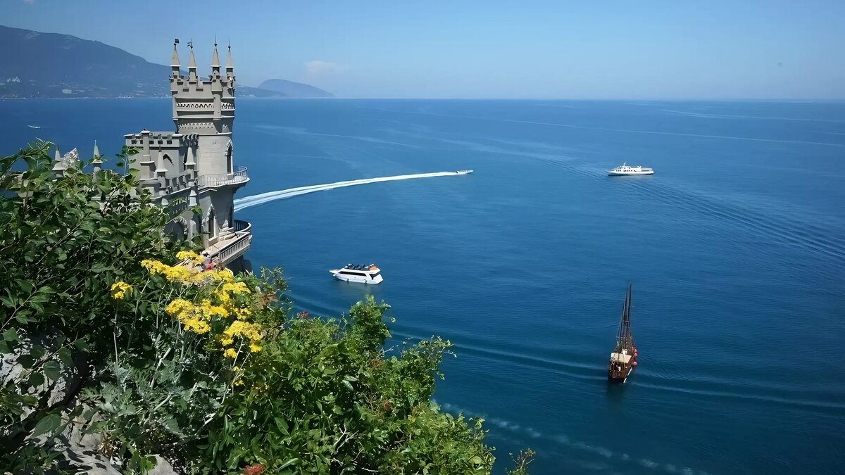     Летом 2024 года можно отправиться в отпуск по России — есть множество доступных курортов с высоким уровнем обслуживания.