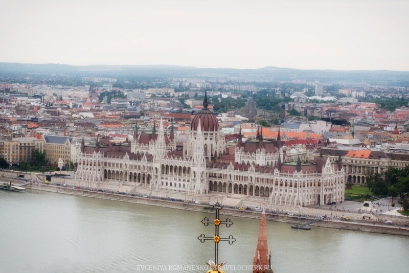 Вид на здание парламента с башни церкви Матьяша, фото автора