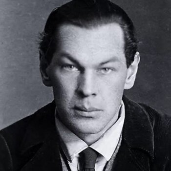 LENA HADES:  разведчики - это очень умные и достойные люди, любящие свою Родину, слушаю интервью полковника в отставке СВР и его супруги и не жалею о потраченном времени, рекомендую! и х имена - Андрей Безруков и Елена Вавилова --
ссылки ниже в коментах,

когда мне было 27 - меня тоже звали в эту профессию, я тогда отказалась, сегодня узнала, что этим в СССР занималось 1-е управление КГБ и что людей тщательно отбирают, прежде чем идут с ними на первый контакт, то есть личностные качества, - ум, когнитивные способности, любопытство, коммуникабельность, само-мотивация, знание языков .. и любовь к Родине (как бы пафосно это не звучало) - все это должно быть у выбранного кандидата, спасибо за доверие ко мне и за интерес! жалею ли я о том, что не стала разведчицей? наверное, нет ... историю Рихарда Зорге я тогда уже знала и то, что его казнили - помню хорошо; именно это обстоятельство меня и пугало, разведка - это экстремально опасная игра, я бы не смогла в нее играть, потому я и сказала нет;

короче, Андрей Олегович Безруков - очень умный и проницательный человек, и его вИдение геополитики - очень точное! особенно рекомендую его интервью нашим либералам, послушайте, что говорит умный человек о нынешних геополитических процессах, это очень трезвый и толковый анализ происходящего и это говорит не пропагандист-журналист, а разведчик, выпускник Гарварда!


кстати, вот это главное - разведчик собирает информацию для принятия решений высшим руководством страны, об этом я не думала раньше, теперь думаю ...
Рихарду Зорге - светлая память,
(какой же красавец он был)