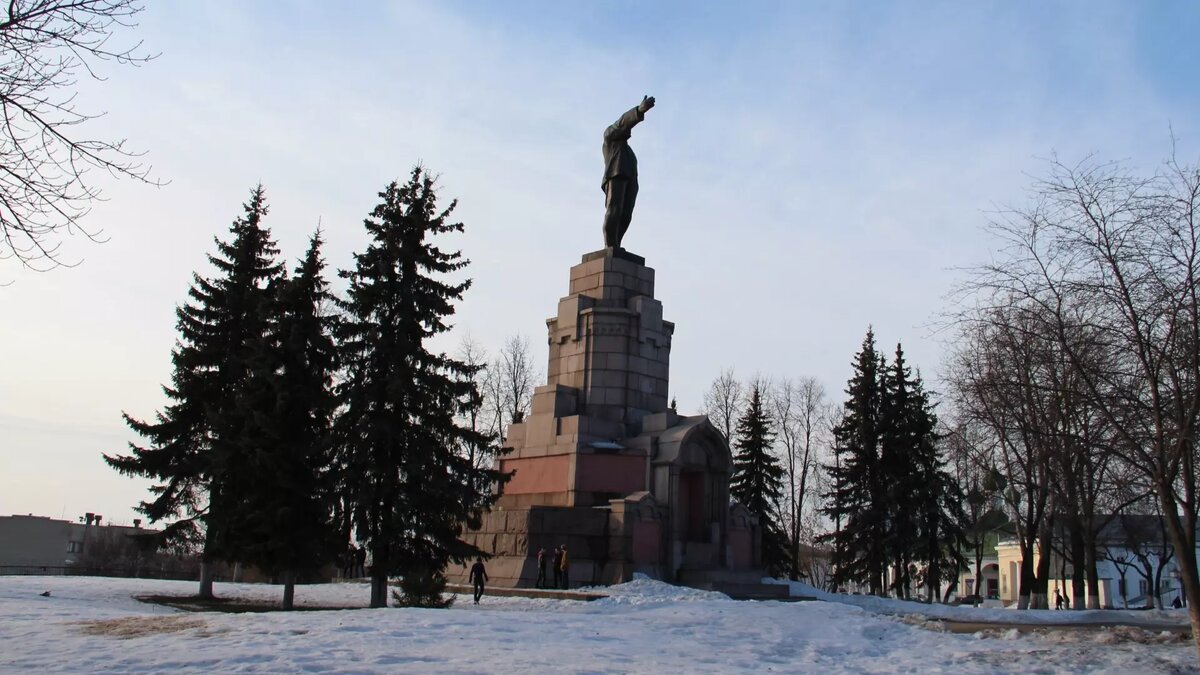     Ленинский районный суд в Костроме обязал мэрию срочно привести в порядок первый в России памятник вождю мирового пролетариата Владимиру Ленину, установленный на царском пьедестале.