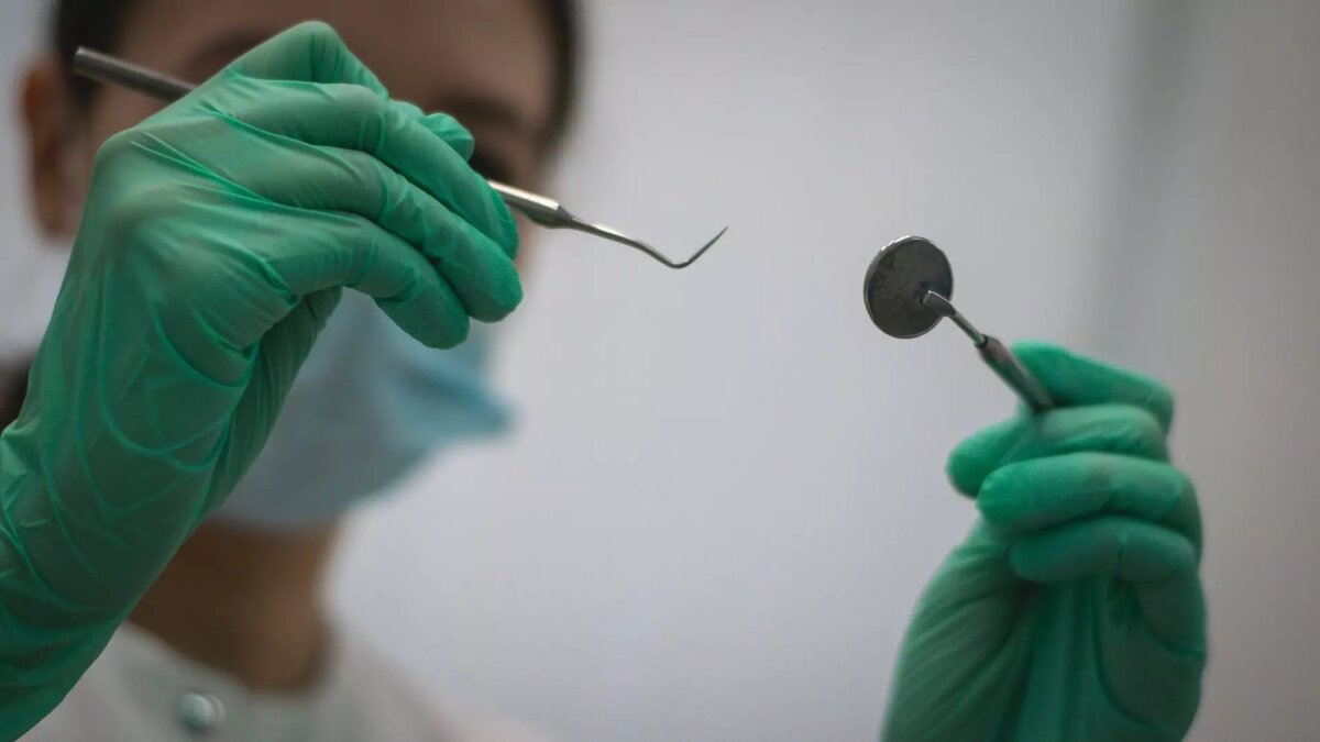     Шестилетняя девочка умерла во время приема в стоматологическом кабинете. Инцидент произошел в частной клинике в Кудрово, что в Ленинградской области.