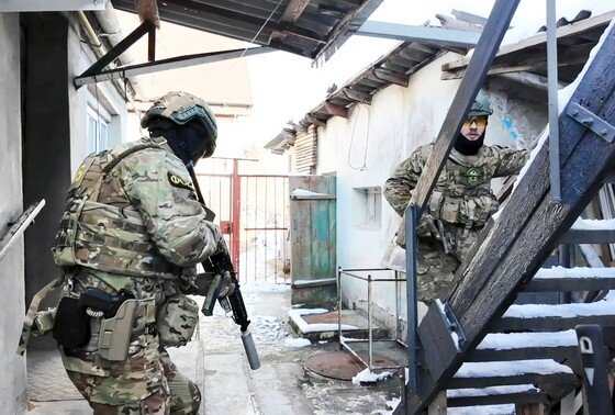    Сотрудники ФСБ РФ во время задержания 24-летней россиянки, подозреваемой в подготовке теракта путем поджога релейного шкафа ГУП РК «Крымская железная дорога»