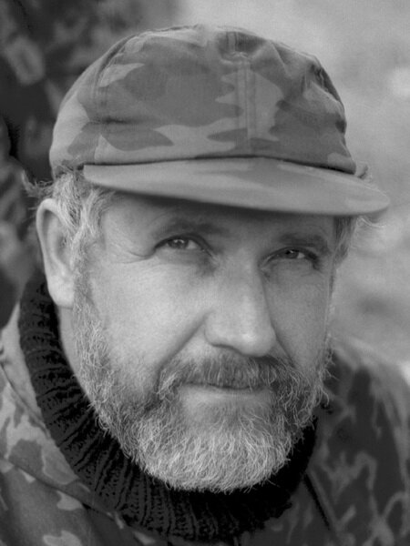 Родился 29.09.1956 в городе Лисичанске. Сейчас живёт в Протвино. По образованию и профессии геолог. Научные интересы лежат в области спелеологии и истории горного дела (спелестологии). Состоит в редакционных комиссиях двух научных изданий - "Пещеры" и "Спелеология и спелестология". С детства читал и любил фантастику. Время от времени и сам пописывал научно-фантастические произведения, но желание их опубликовать появилось лишь сейчас.