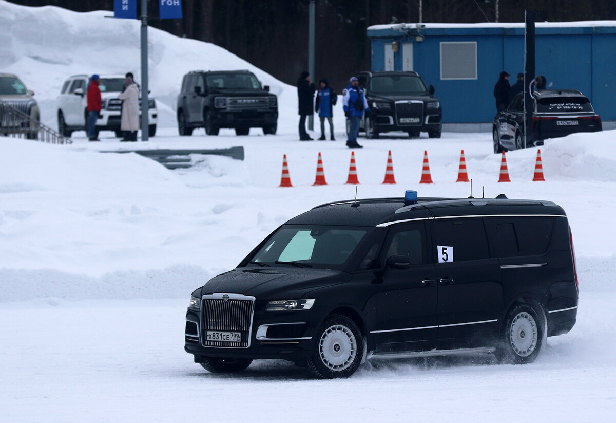 Соревнования на Аурус в классе MPV (Multipurpose Passenger Vehicle) - Aurus Arsenal. На заднем плане выставка Haval. Показан Haval H9, а продажи не начались даже в Китае.