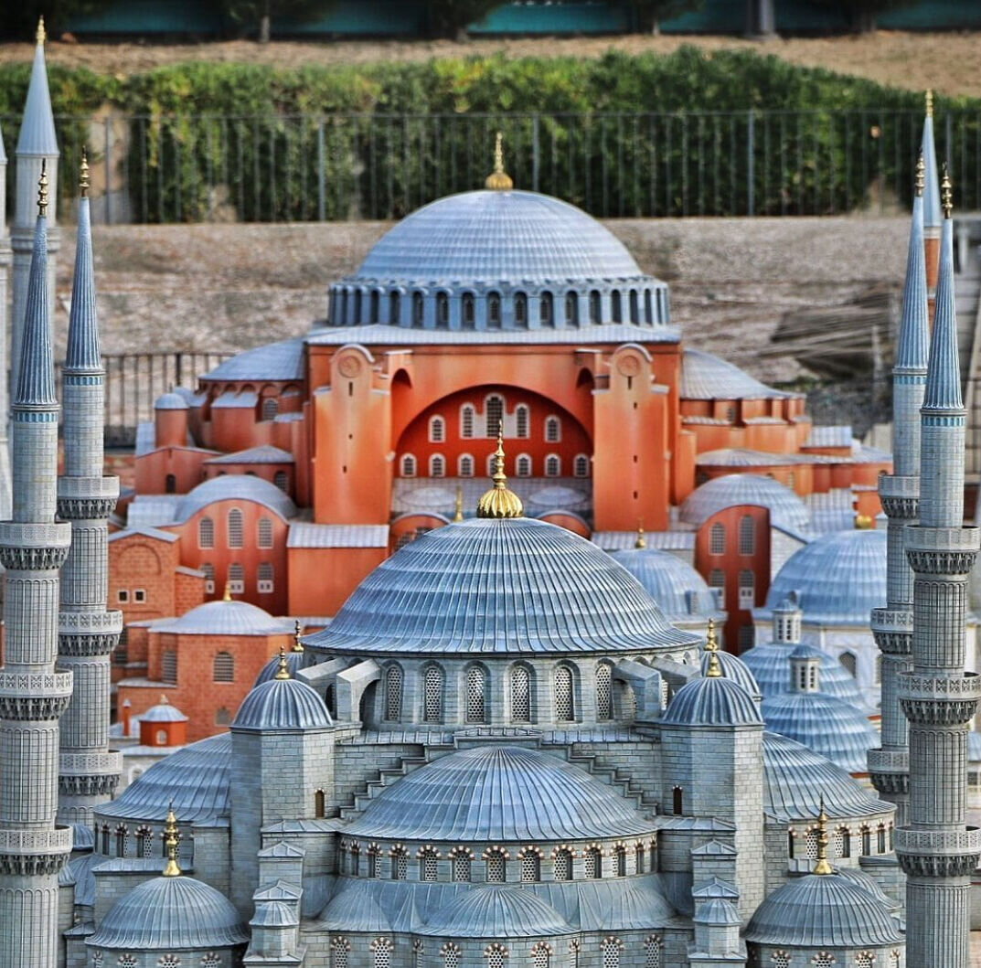 Собор Святой Софии и Голубая мечеть в парке Миниатюрк