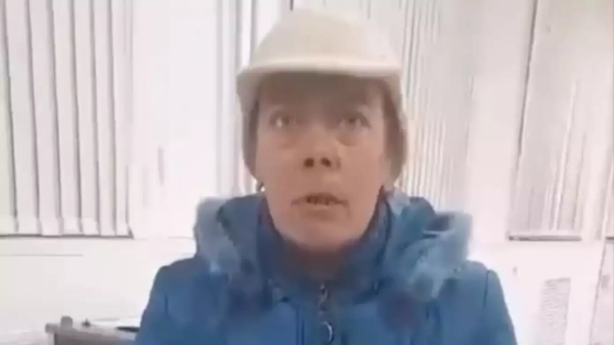     Во время выборов президента России в поселке Курагино Красноярского края местная жительница вылила зеленку на крышку избирательной урны и свой бюллетень. Как выяснилось, женщина заявила, что следовала инструкциям мошенников.