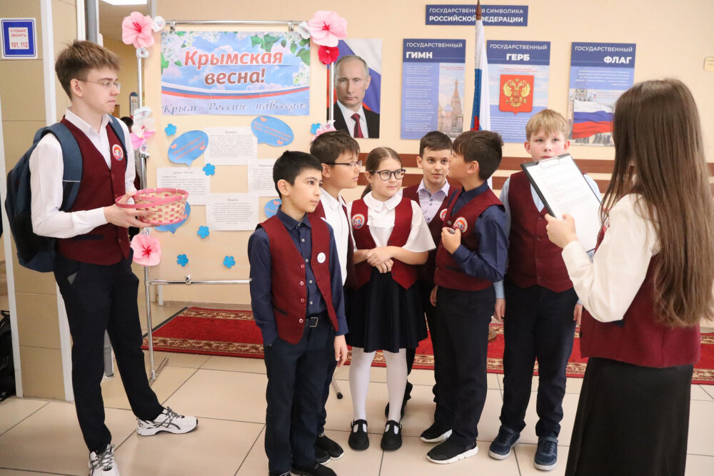    В школах Сургутского района обсуждают день воссоединения Крыма и России