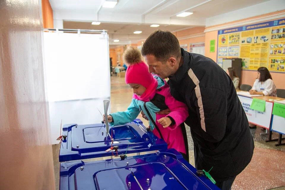    На одном из избирательных участков в Южно-Сахалинске.