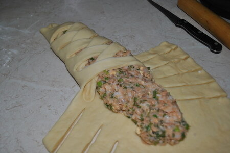 Пирог с начинкой из вязиги и рыбного фарша в процессе приготовления.