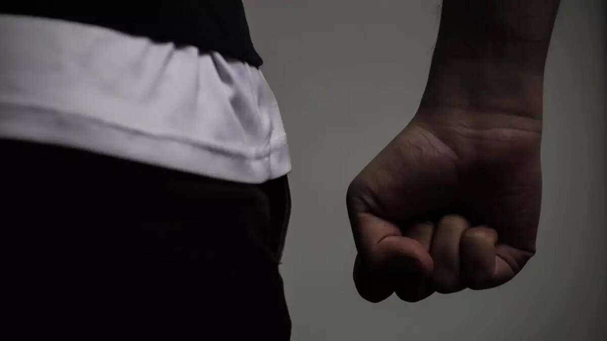     Жителю Башкортостана, приехавшему в Тюменскую область на вахту, сломали ребро. Причиной стало то, что мужчина неправильно поставил тапочки в вагончике.