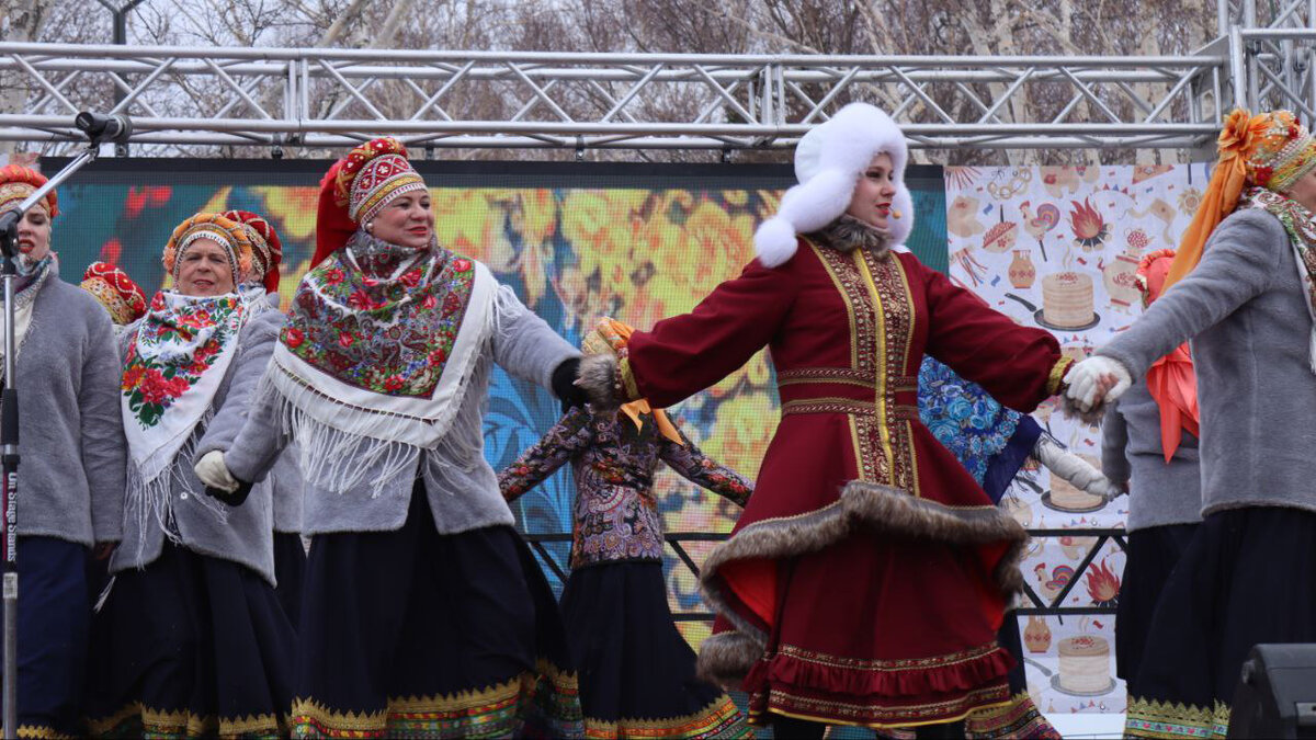    Со сцены раздавались песни русского народного хора.