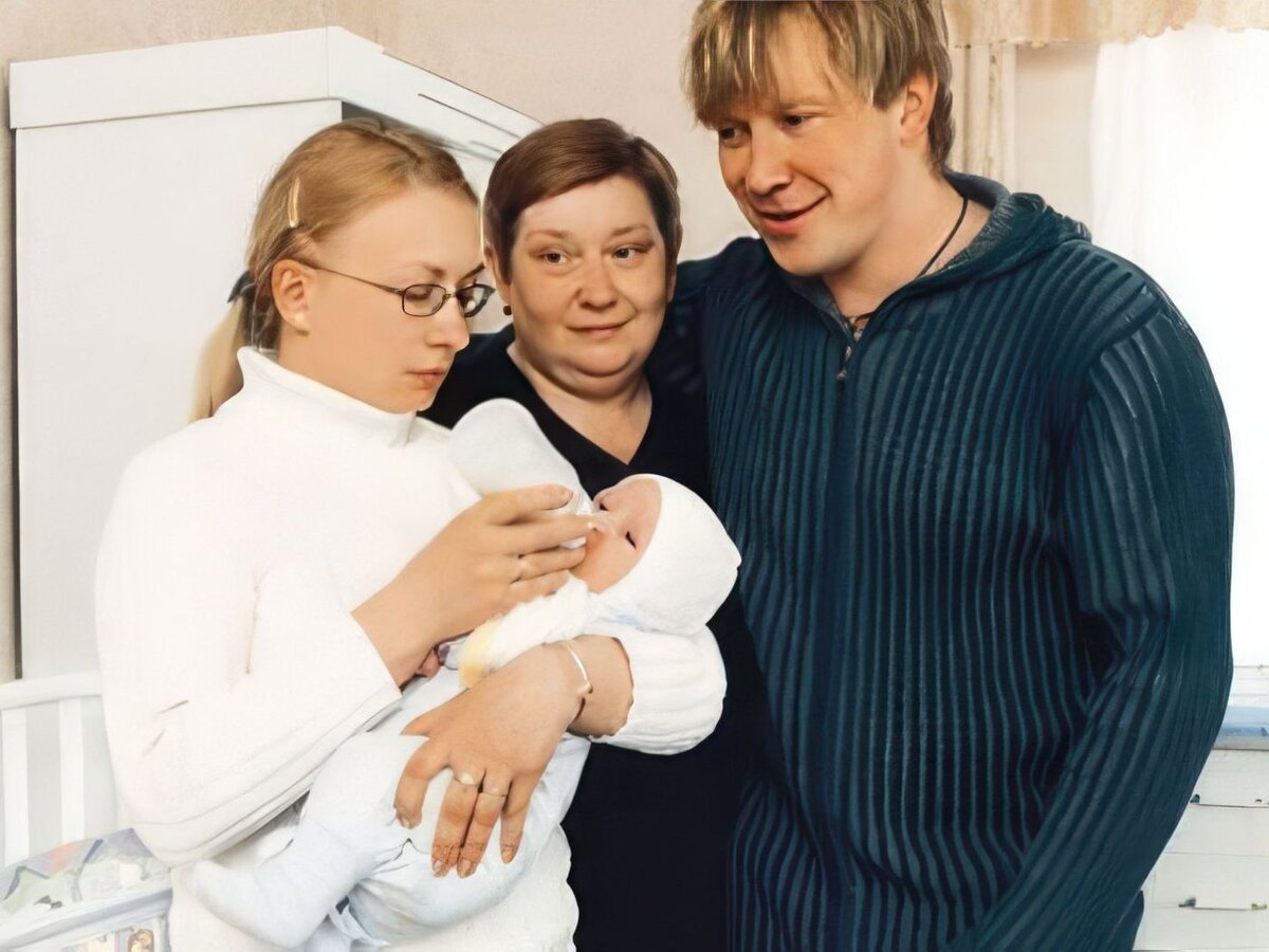 Алексей кравченко биография и личная жизнь Ушел из семьи к другой, когда сыну было 5 месяцев. Как выглядит жена красавчика 