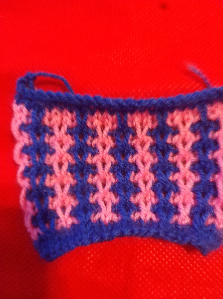 Число петель кратно 4+2.1ряд синий лицевые.2ряд синий изнаночные.3 ряд розовый *3лицевые ,1снятьнить за работой* .4ряд розовый по рисунку,снятые снимать нить перед работой .5ряд синий1лицевая*1снять,3лицевые*1снять,2лицевые.6ряд синий  по рисунку снятые снимать,нить перед работой.7ряд повторять с 3го ряда.Подписывайтесь на канал будет много интересного.