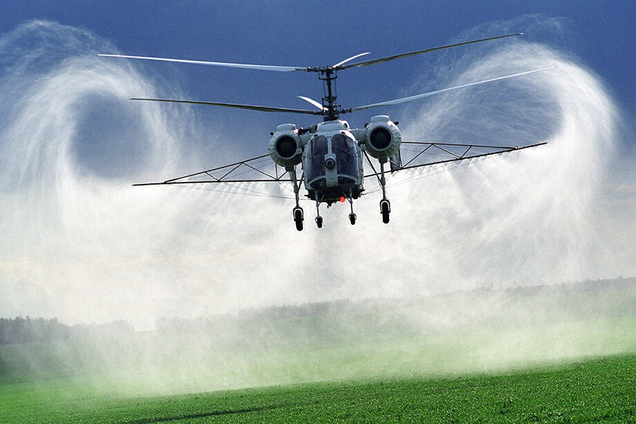 В сельском хозяйстве применяется авиаобработка полей. Фото: Виктор Вонога/ТАСС