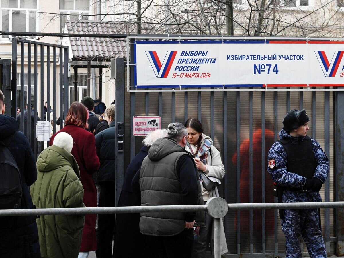    Люди стоят в очереди, чтобы проголосовать на выборах президента России на избирательном участке в Москве© РИА Новости / Михаил Воскресенский