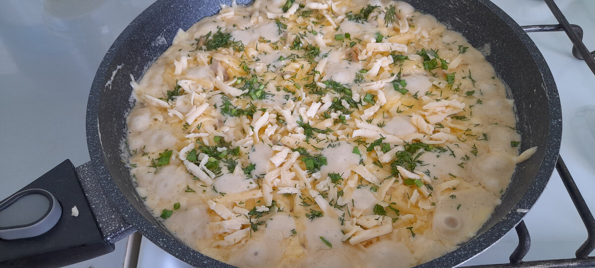 грибы с курицей в сметанном. филе курицы с грибами в сливочном соусе. филе курицы с грибами в сметанном соусе. курица с шампиньонами в сметанном соусе. грудка с грибами в сметанном соусе на сковороде.